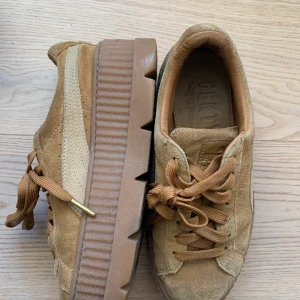 Puma Fenty  - Puma Fenty platå sneakers i snygg beigefärg, storlek 38. Frakt tillkommer 🥰