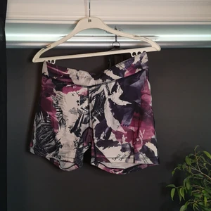 Shorts  - Ett par shorts/träningsshorts i färger av lila, rosa, vit, svart och blå. Använda för längesen men inte nu mera. De sitter lite tajt men förhindrar inte rörelseförmågan. Lagom lång längd på shortsen. 