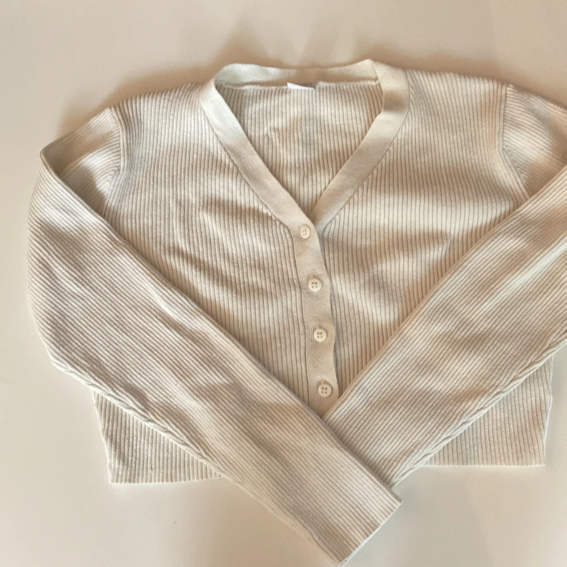 Vit kofta med knappar