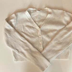 Vit kofta med knappar - Vit kofta från Lindex storlek 146-152 