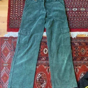 Gröna Manchester cargo jeans  - Retro Manchester cargos, knappen saknas men finns kedja. Passar snyggt men är korta i längd 