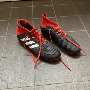 Adidas predator control skin - Nu säljer jag mina fotbollsskor som är från adidas. Dom är använda några gånger. Skicket är helt okej. Köparen står för frakten!