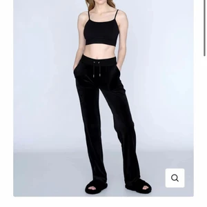 Juicy byxor strl S - Hej! Säljer nu mina juicy couture byxor!. Dessa byxor är svarta, dom är i fint skick! Endast använt 6-10 ggr. Som nya. Från juicy couture hemsidan så dom är alltså äkta. Köpte dom för 1100. Dom är långa för mig som är 154cm. It slitna alls. Super snygga! 