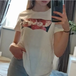 T-shirt - Superfin Levi's T-shirt. Fint skick (fraktkostnaden är ej korrekt)