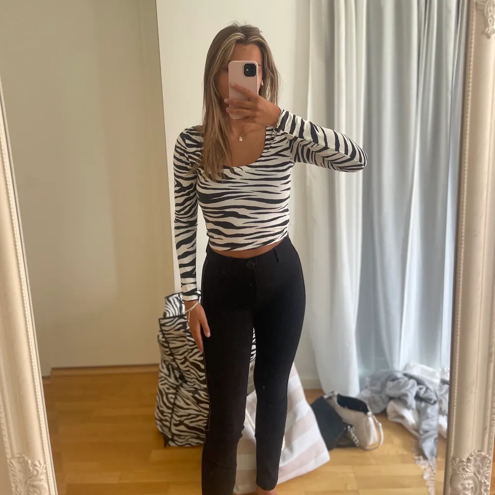 Urringad zebra randig topp från GinaTricot. 90kr+frakt 🖤🖤 Storlek  Xs/S. Blusar.