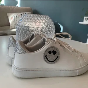 Smiley skor - Populära och slutsålda smiley sneakers. Andvända men endå bra skick (lånade bilder). stl 38. Kan mötas upp i sthlm. orginalpris-  420kr!! tvättar såklart innan