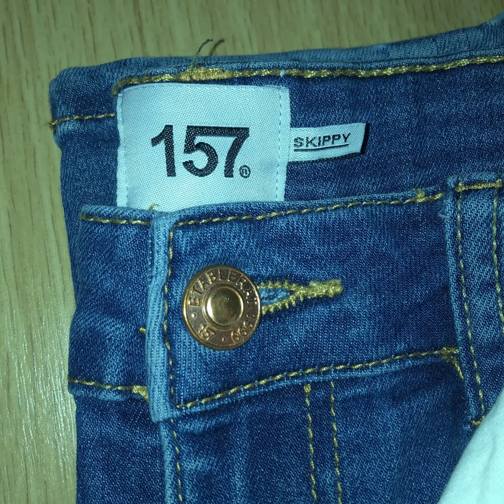 Ett set med ett par jeans och en tröja. Säljer pågrund av att det inte kommer till användning. Hör gärna av dig om du har någon fråga eller är intresserad.💗💗. Jeans & Byxor.