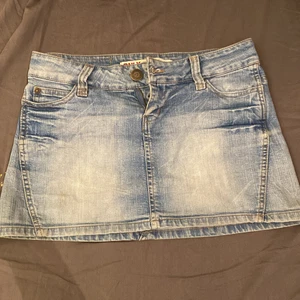 Jeanskjol  - jeanskjol i storlek 34. Vet inte vad den är ifrån.