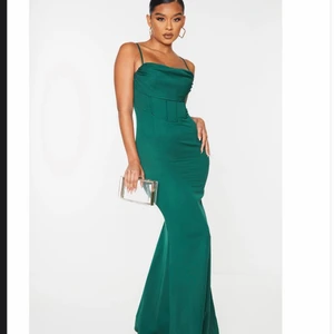 Balklänning - Säljer denna helt oanvända jätte fina balklänning, den var dessvärre för liten för mig och gick inte att skicka tillbaka:/ storlek xs!