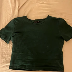 Zara - En fin grön topp som knappt kommer till användning från zara, storlek M men passar S