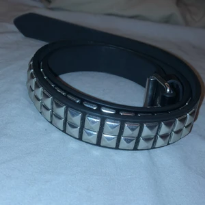 Bälte  - Super fint ”nitbälte” som jag it använder längre. 90cm långt 