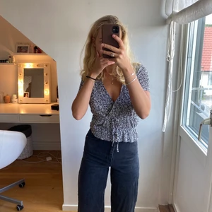 Svartvit blus - Svartvit blus med volang och snörning i midjan. Storlek M från Pull and Bear men passar mer en S.  Kan mötas upp i Göteborg annars står köpare för frakt. Skriv privat vid intresse. 