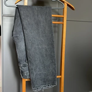 Supersnygga jeans från zara! - Supersnygga jeans från zara, är ganska änvända men är ändå i väldigt bra skick, förutom att bakfickan är trasig och behöver sys igen.