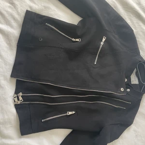 Jacka från Missäy - Jacka i fint skick, tyvärr tappat nagellim vid fickan därav hålet. Säljer alltså jackan defekt. Annars mycket fin!