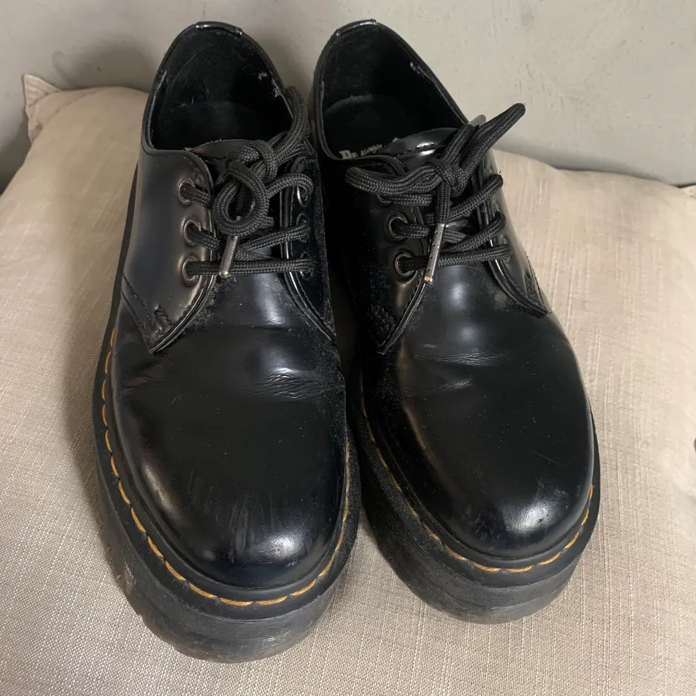 Säljer mina superfina Dr Martens, modell 1461 Quad. Använda en del men i bra skick!. Skor.