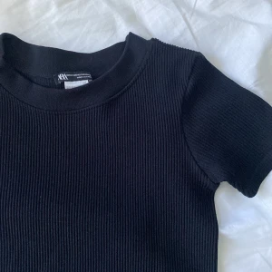 topp Zara - en fin basic topp från zara 🎡 storlek xs/d den är i nyskick (bara använt 1 gång) hör av er om ni undrar något (köpar n står för frakten) frakt: 45 kr total summan: 75kr