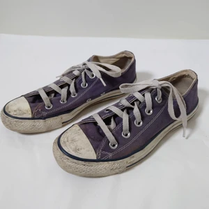 Blå converse - Blå converse i klassisk låg modell. Smutsiga, som syns på bilderna, men hela och fina. Kan tvättas. Storleken motsvarar 36.5🌿