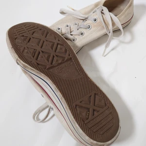 Vita converse - Vita converse i den klassiska, låga modellen. Dom är smutsiga men i övrigt hela och fina. En tvätt och dom är toppen🌿