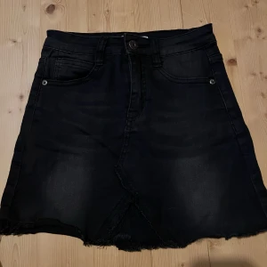 Svart jeans kjol - Jag säljer en svart jeans kjol för 50 kr. Kjolen är från Blue Rags och är i storlek 34. Kjolen är i bra skick och är så bekväm.