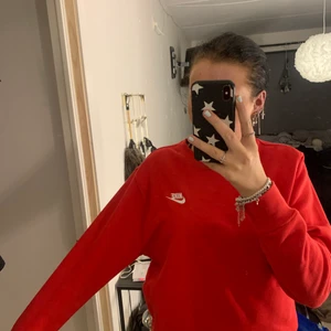 Nike sweatshirt - Snygg klar röd Nike sweatshirt från stadium nypris ca 600