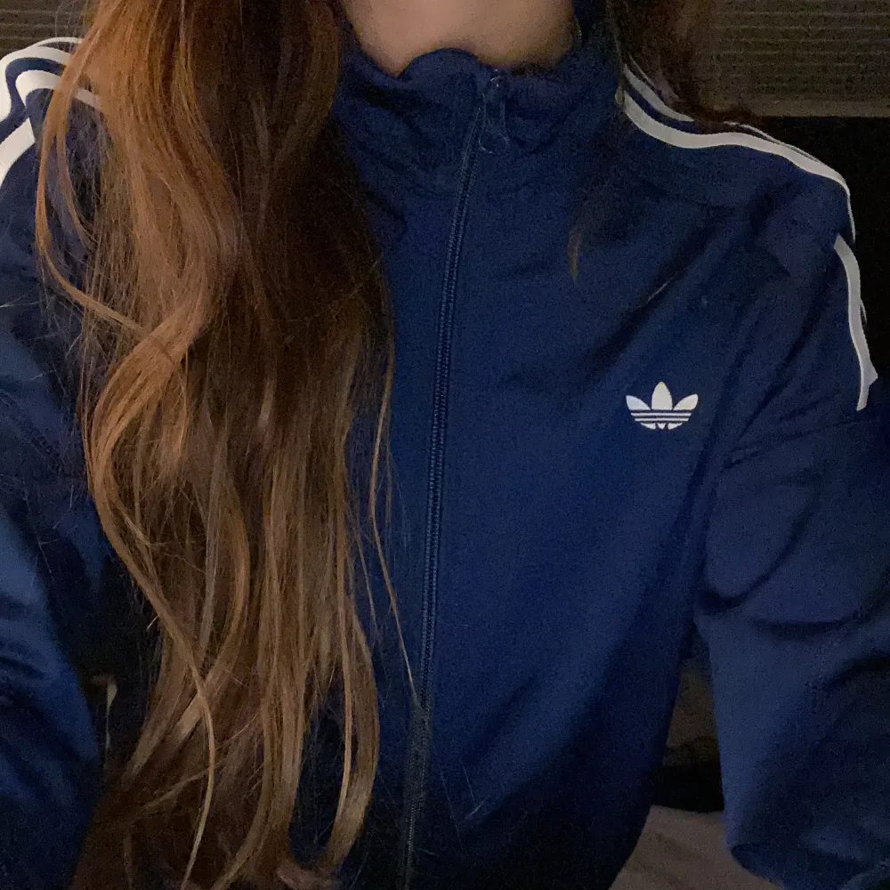 Denna addidas tröja har ja bara användt kanske 5 gånger, den har en liten fläck ungefär vid addidas märket, skriv för mer info eller mer bilder 💙💙 original pris 500-800 beror på vart du köper den ifrån. Pris kan diskuteras . Tröjor & Koftor.