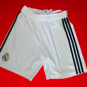 Adidas/Real Madrid shorts  - Skick:bra Limited: ja Kontakta instagram eller pm för mer info