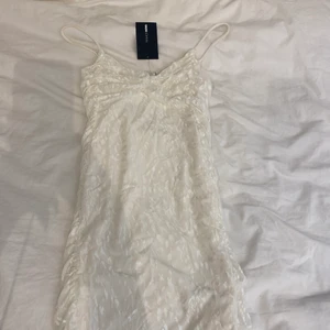 Vit leopard mönstrad klänning OANVÄND  - Vit Leopard klänning perfekt till utekväll 