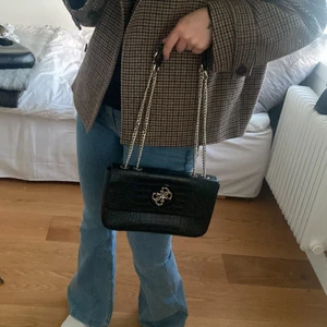 Väska  - Snygg väska från Guess som knappt är använd! Precis som ny