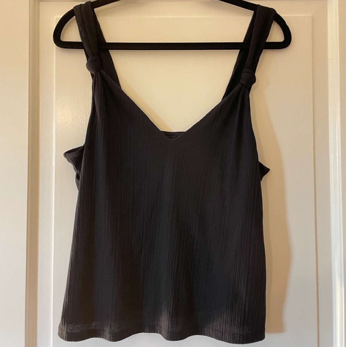 Svart linne med knytdetaljer