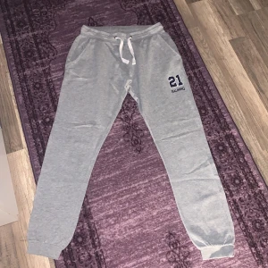 Byxor - Säljer dessa byxor då dom är för korta på mig, dom är i storlek S. Har inte användts så mycket.  Köparen står för frakt! Betalas med Swish!