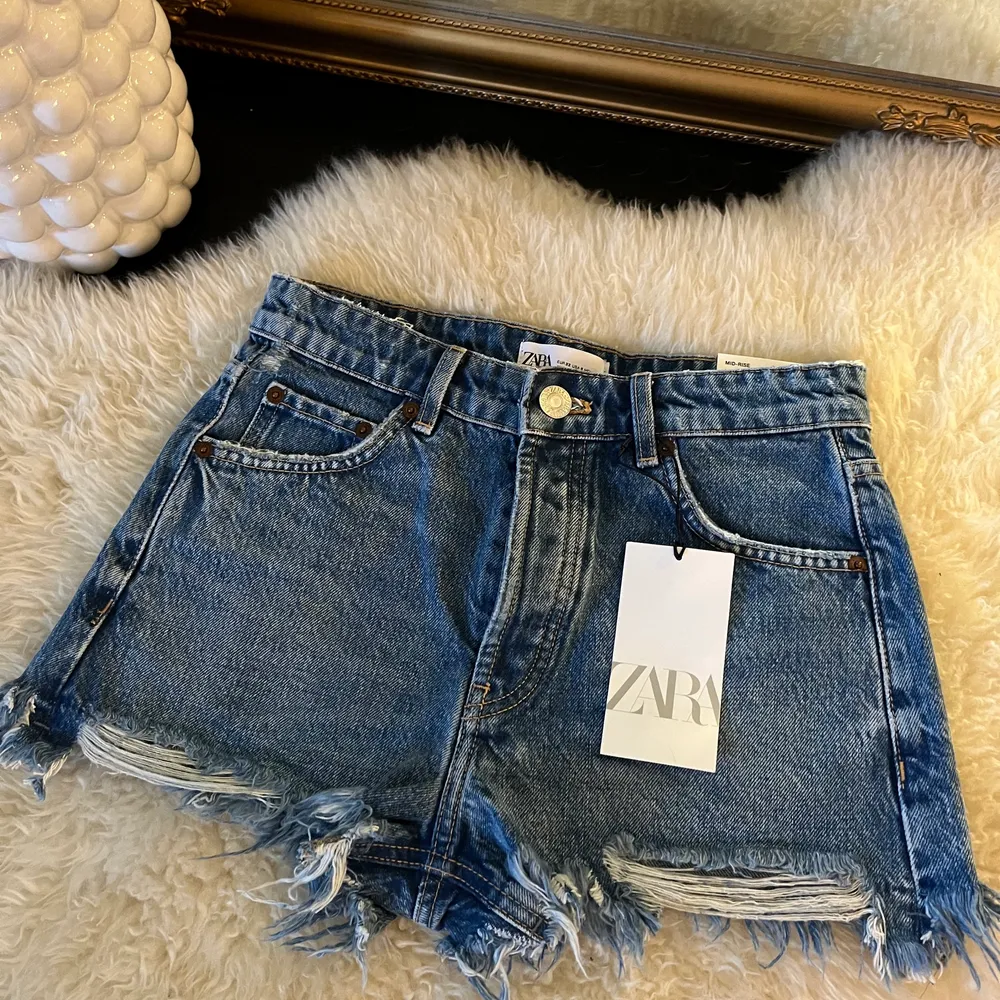 Asballa jeansshorts från zara⚡️🫶🏼 Aldrig använda då de var för små för mig, alla lappar sitter kvar💗 Dm gärna för fler bilder💕 Kan mötas upp eller frakta🤩. Shorts.