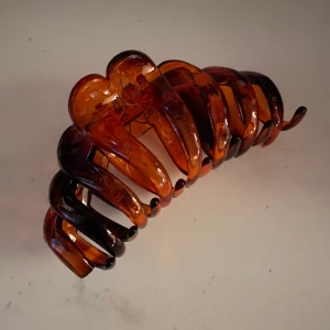 Hårklämma :) - Säljer denna hårklämma :) Inprincip helt oanvänd. 29kr frakt med postnord 