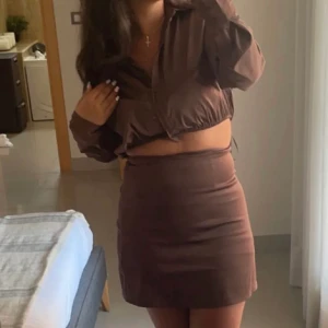 Satin set - Säljer detta jättefina slutsålda satin set från Nelly Bianca ingrossos kollektion som köptes för 699. Endast använd en gång