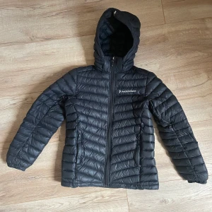 Peak performance jacka  - Tunn dunjacka från Peak performance.  Använd men i väldigt fint skick. Hel & ren.  Stl 150 ungefär som en xxs/xs  Skickas enbart  Porto tillkommer 