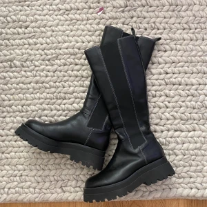 Stövlar  - Svarta stövlar från stradivarius, enbart testade☺️ säljer då dem är lite för små! Vet ej vad frakten för dessa kan bli så klickade i högsta men kan få plats i mindre.