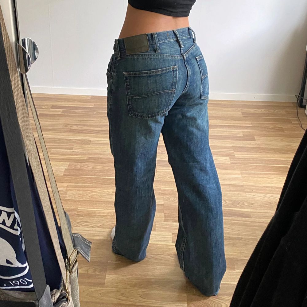 BUDA SERIÖST MAN FÅR EJ DRA SIG UR! Skitsnygga låga jeans från Lee. Tyvärr för långa på mig som är ca 169cm och brukar ha storlek 38 för referens. OBS jag har sytt in de i midjan och till mer lågmidjade (skriv för detaljerade bilder). Frakt tillkommer!!🤩. Jeans & Byxor.