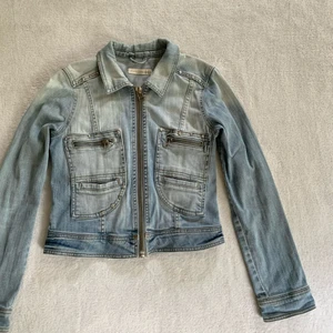 Jeansjacka - 💘 KLICKA INTE på köp nu, kontakta mig vid intresse! 💘 Ljus jeansjacka med dragkedja och massa najs detaljer, originellt från Lindex! Står stl 40 men passar mig som brukar ha XS/S