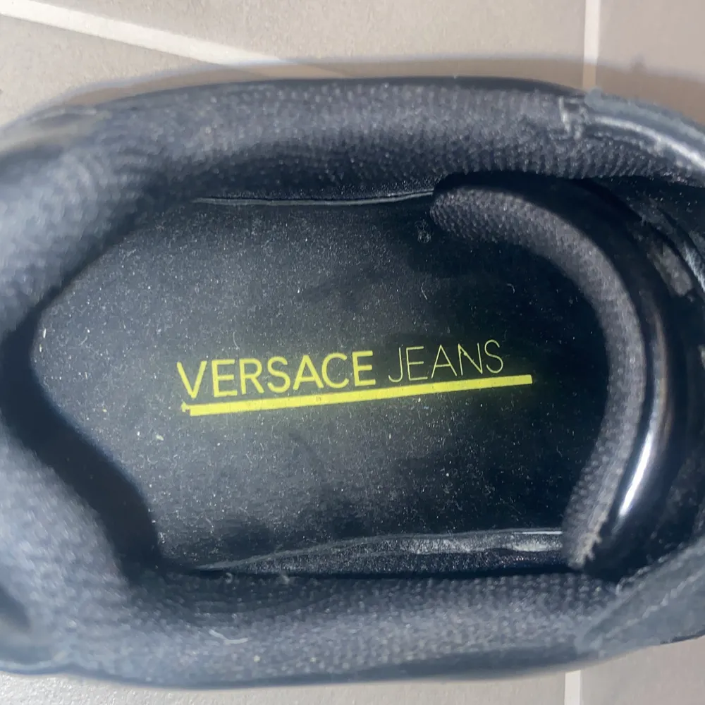 Skor från Versace Jeans i fint skick storlek 41.. Skor.
