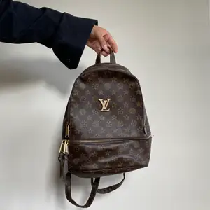 En super fin Louis Vuitton väska! Den är köpt i Spanien för ca 450 kr. Säljer nu för 150 kr🦋