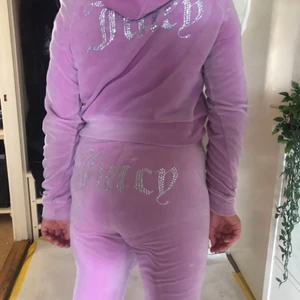 Juicy couture - Säljer nu mitt juicy set nästan helt oanvänt !! Man får med en extra stor gåva om man köper hela setet 😻😻💕🫶🏻 köp inte direkt  Skriv för fler bilder 😻😻💕🫶🏻❤️❤️
