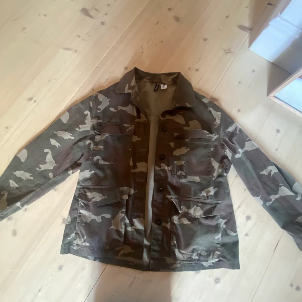 Jätte fin kamouflage jacka köpt från arkivet för 350kr, säljer för 250 kr men pris kan diskuteras! Skriv privat för frågor💘. Jackor.