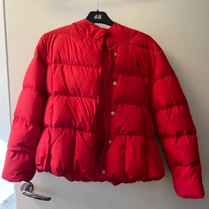 Ralph lauren jacka - Min favvo jacka som nu är för liten (barnstorlek men passar för xs också). Den har en liten fläck på höger sida (har inte testat att ta bort) annars fint skick. Perfekta höstjackan💜16 år