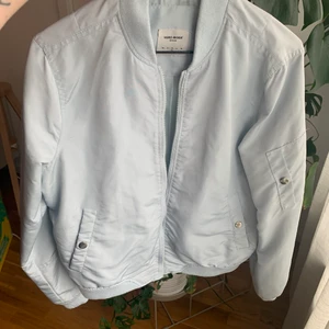 Ljusblå bomberjacka från Vero Moda - Ljusblå jacka från Vero Moda storlek M. Använd men är i fint skick! Det är en tunn jacka så man kan ha den under jackor eller som den är. Säljer för 60kr