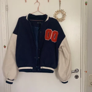 Baseboll jacka - Baseboll jacka perfekt nu i höst då den är fodrad som man ser på sista bilden. Den är från Boohoo storlek 36-38, jag köpte den här på Plick men den har ej kommit till användning 🍂🍁