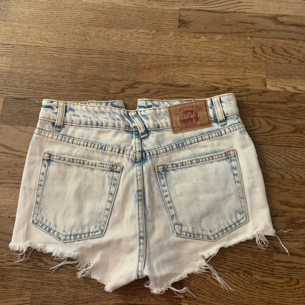 Otroligt fina shorts från Pullandbear. De har ett hål vid sidan av gylfen, se bild 3. Annars i fint skick. Tyvärr alldeles för små för mig! Jag är öppen för prisförslag och kan absolut skicka fler bilder💕. Shorts.