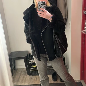 Jacka med fluff! - Hej! Säljer denna så fina ”skinn/läder” vinter/höst jackan. Den är använd förra vintern med fortfrande i ett så fint skick! Köpt på H&M för 699kr. Allt fluff inuti är också i bra skick, rent och inget skit/smuts som klibbat ihop sig i hårstråna!!❤️