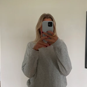 Grå sweatshirt  - En grå sweatshirt som är nästintill oanvänd. I storlek M men skulle säga att det är xs-s🤍🤍