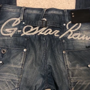 *INTRESSEKOLL* G-Star Raw Jeans🎸 - Säljer dessa göör fina jeans som är köpta på plick då de inte passade mig :(! Skulle säga att i längd passar de någon under 171 (min längd) Och någon som vanligtvis har M eller L. Jätte bagge på S/XS! Tack💗funkar för både grabb o tjej