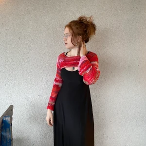Virkad röd kort tröja  - Kalla det croppad tröja eller löstagbara ärmar. Virkad, blandade material, (2nd hand som vanligt)  mina mått byst 89cm midja 73 cm