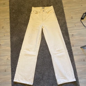 Jeans  - Fina vita jeans från lage157. Baggy i modellen. Liten fläck på benet Originalpris: 300kr Köparen står för frakten 